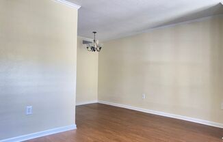 Beautiful Lake Plaza 1 Bedroom / 1 Bath Condo - Awesome Location