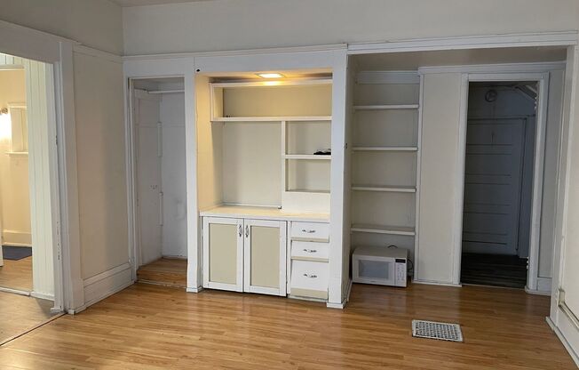 2 beds, 1 bath, $1,195, Unit 712 W Illinois #2