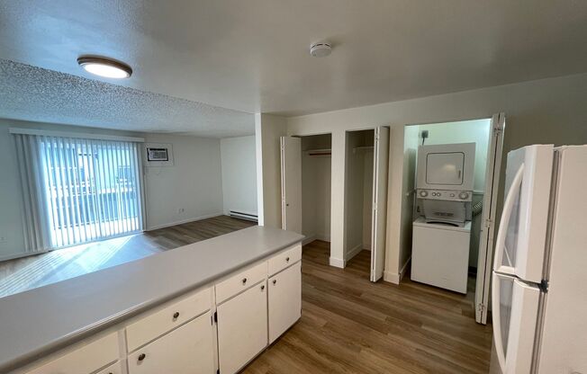 2 beds, 1 bath, 780 sqft, $1,100, Unit 11