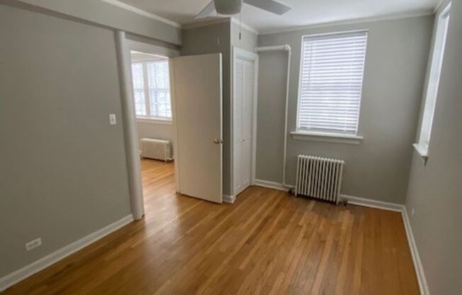 Historic Ravenswood One bed/One bath Garden Apartment ~ Big and Bright ~ Heat Included ~ Pets Welcome