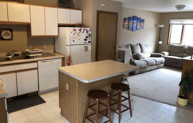 2 beds, 1 bath, 925 sqft, $1,000