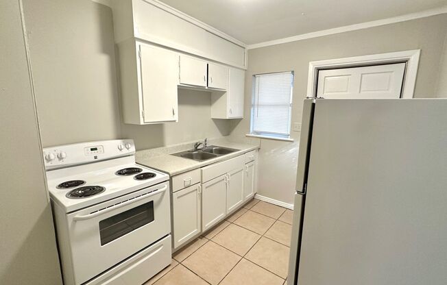 2 beds, 1 bath, $950, Unit A