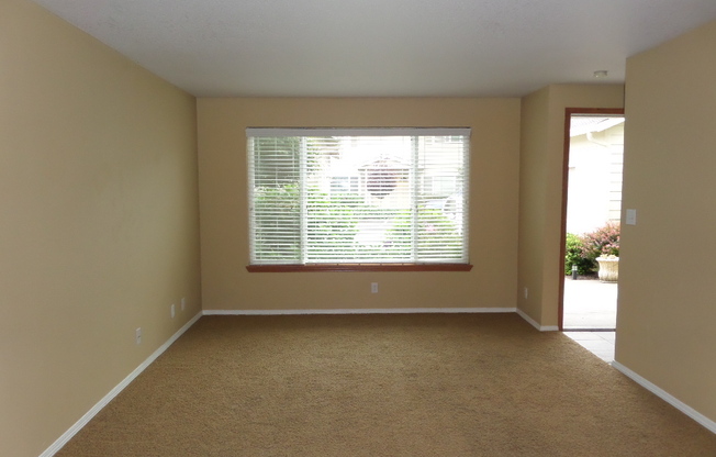 Two Bedroom Townhome, with Air Conditioning & Garage