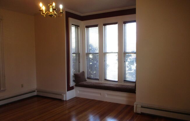 3 Bedroom Victorian home near the center to town