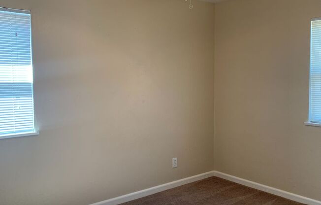 Spacious 3 Bedroom 2 Bath Home in Arden Arcade Mid-late November Move in !