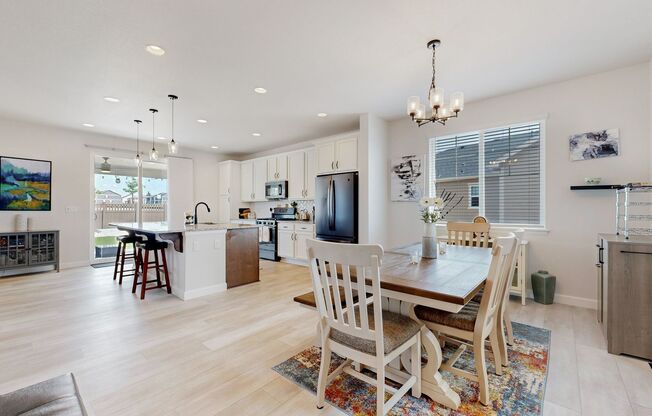 Spacious 3 bed/3 bath home & 2 car garage