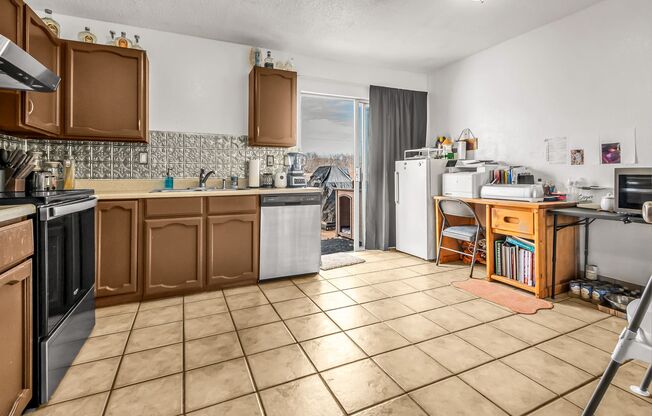 2 beds, 1.5 baths, $1,100