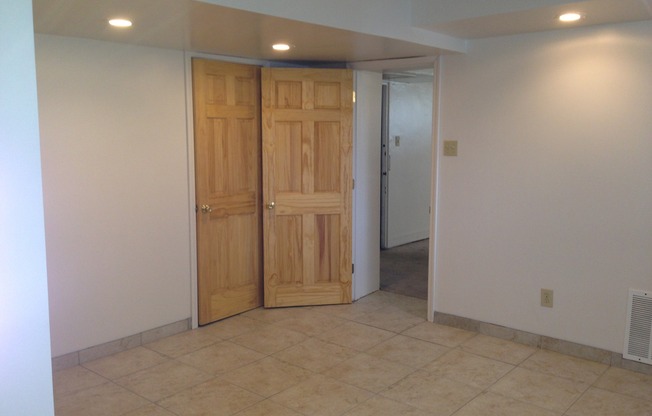 3 beds, 2 baths, $2,325, Unit 100 A