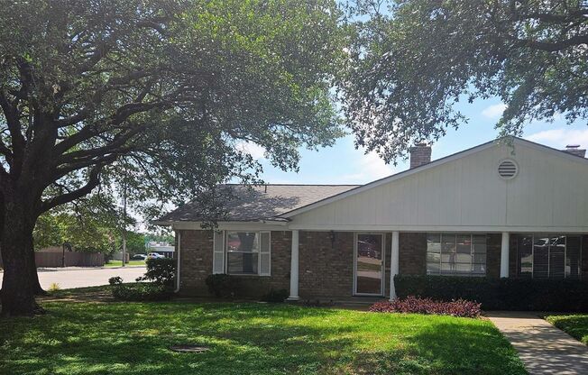 801 Livingston Dr