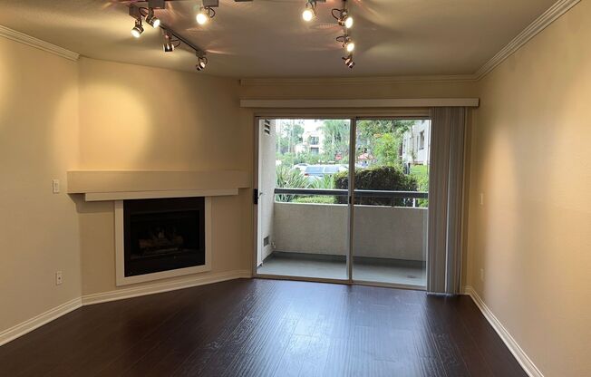 CONDO—PRIME 2 BED 2 BATH IN CENTRAL WOODLAND HILLS GATED COMMUNITY