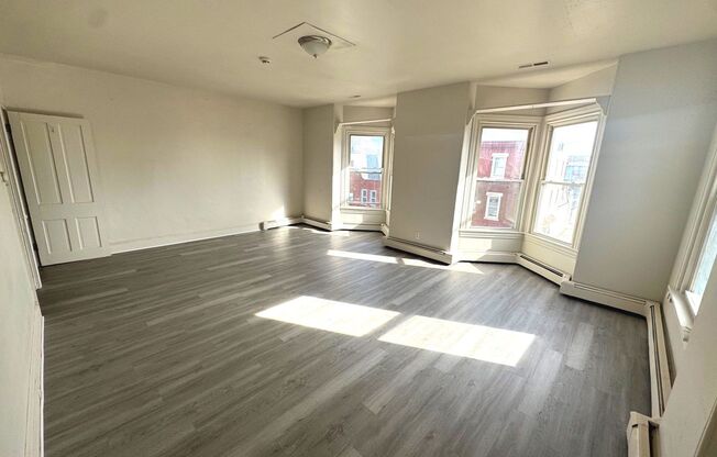 3 beds, 1 bath, $1,700, Unit 118 Apt 3