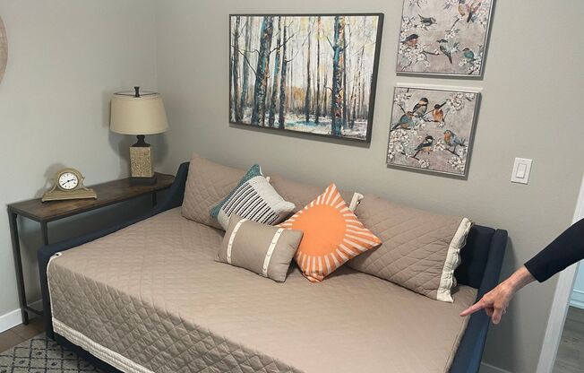 Beautiful fully furnished townhouse on the Eagle Hills golf course!!!