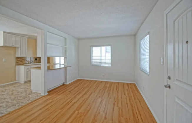 2 beds, 1 bath, $2,600, Unit B