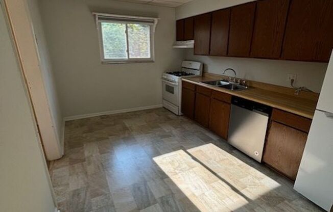 2 beds, 1 bath, $1,095