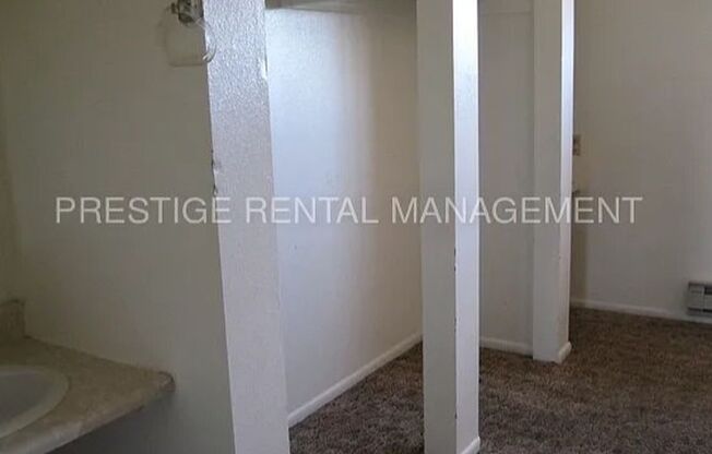 3 beds, 2 baths, $700, Unit 10