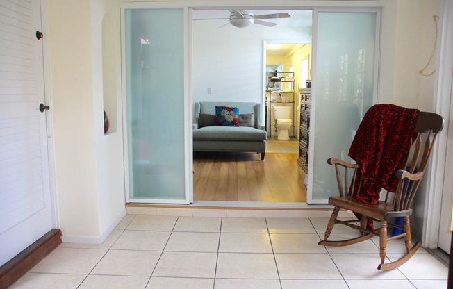 Very clean and spacious Studio with lots of storage and great location in Kailua!