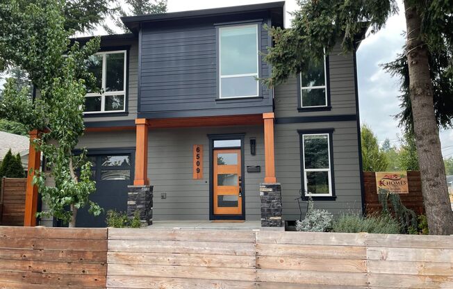 Modern 3 Bedroom + 2.5 bath home in SE Portland!! Brentwood Neighborhood with Air Conditioning!!