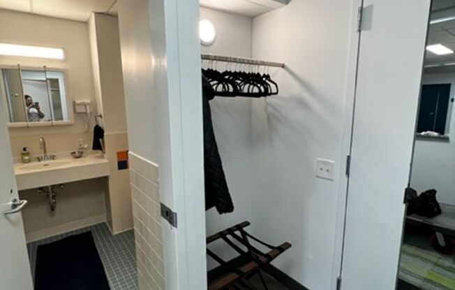 Studio, 1 bath, 350 sqft, $1,199, Unit 431