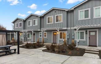 Immaculate Townhouse w/2-Car Garage