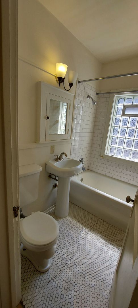 Studio, 1 bath, 445 sqft, $985, Unit 107