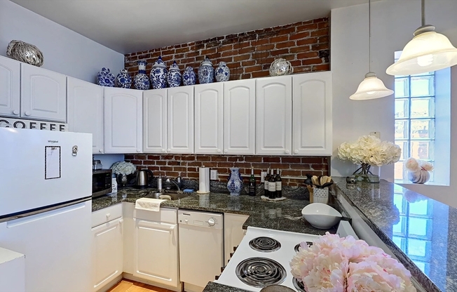 2 beds, 1 bath, 700 sqft, $3,795, Unit 18