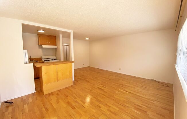 Ground floor 1BD/1BA Unit near Ashby BART; hardwood floors, extra storage space available