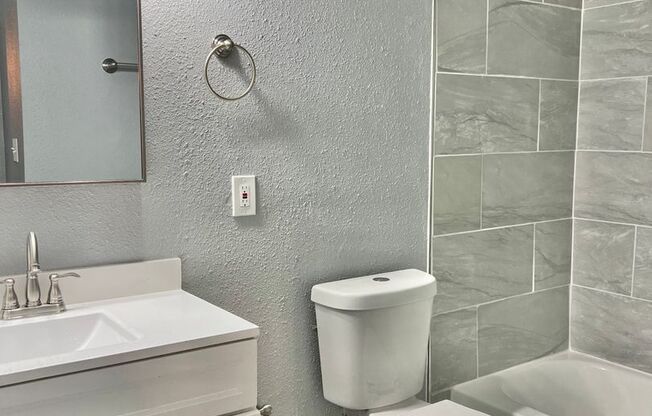 3 beds, 2 baths, $1,350, Unit Unit 25