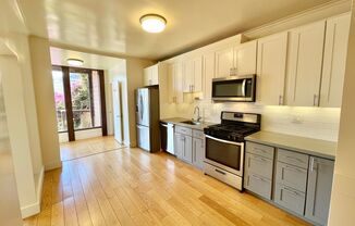 2BR/1BA PANO Views from Top Telegraph Hill! Laundry! Storage!