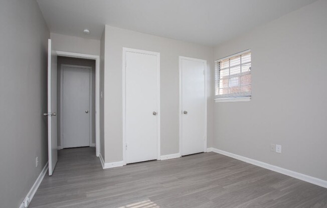 Welcome to Courtyards Apartments, where spacious, modern interiors meet comfort. Enjoy ample closet space and bright, inviting rooms designed for your lifestyle. Don’t miss the chance to make this your new home—schedule a tour today!