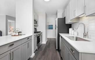 Spacious Kitchen at Shoreham and Tides Apartments, Illinois