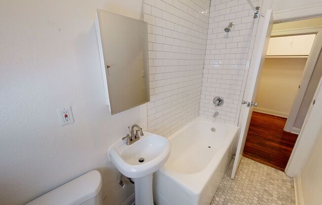 Studio, 1 bath, 400 sqft, $1,375, Unit 204