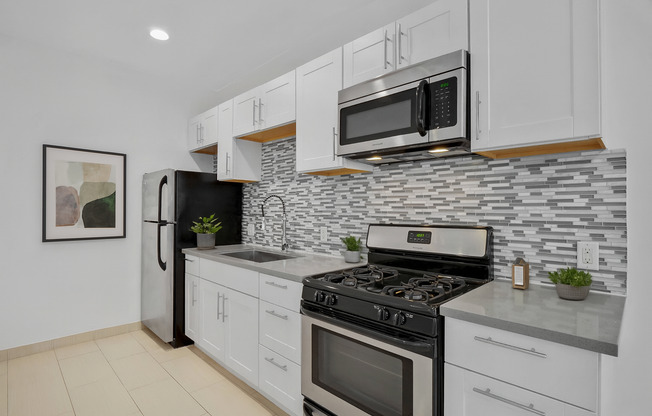 Studio, 1 bath, 490 sqft, $1,420, Unit 307