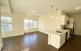 3 beds, 2 baths, $4,000, Unit 401