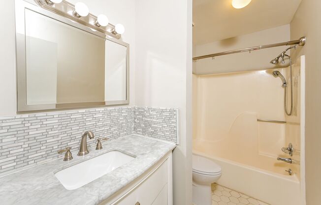 3 beds, 2 baths, $2,450, Unit Unit 122