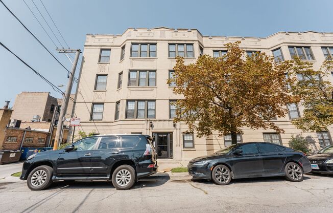 North Lincoln Square - 2 Bed / 1 Bath - In Unit Laundry