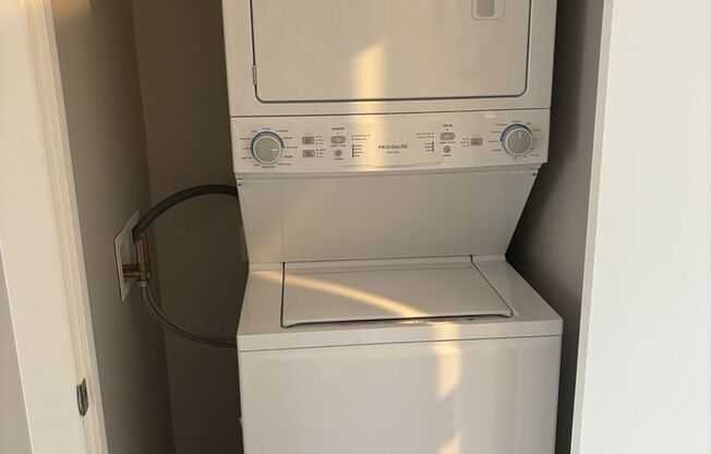 1 bed, 1 bath, 705 sqft, $1,300, Unit 219