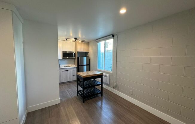 Studio, 1 bath, 275 sqft, $999, Unit 302