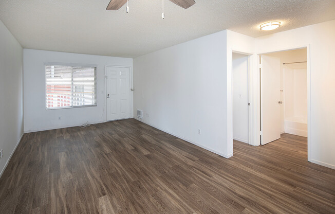 Hillcrest: Beautiful 2 Bedroom Apartment with 2 Parking Spaces!