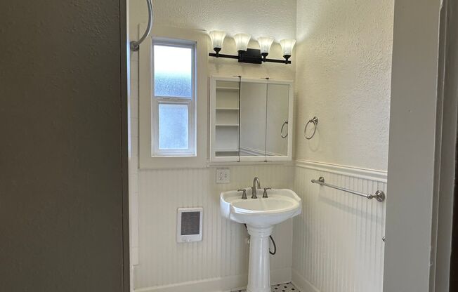 2 beds, 1 bath, 1,300 sqft, $2,195, Unit 515-3