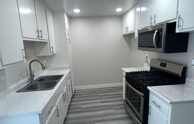 2 beds, 1 bath, 995 sqft, $2,395, Unit 03