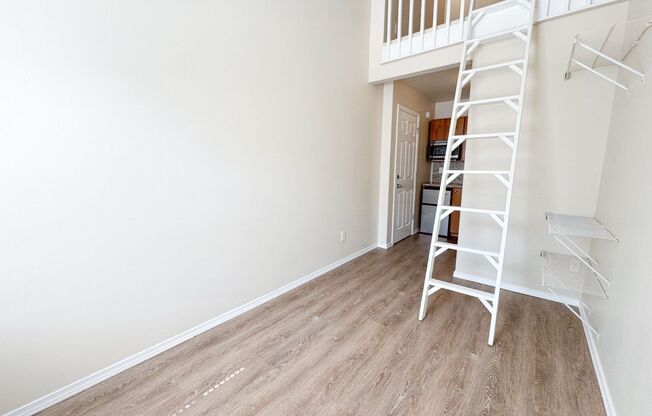 Studio, 1 bath, 150 sqft, $995, Unit 1F