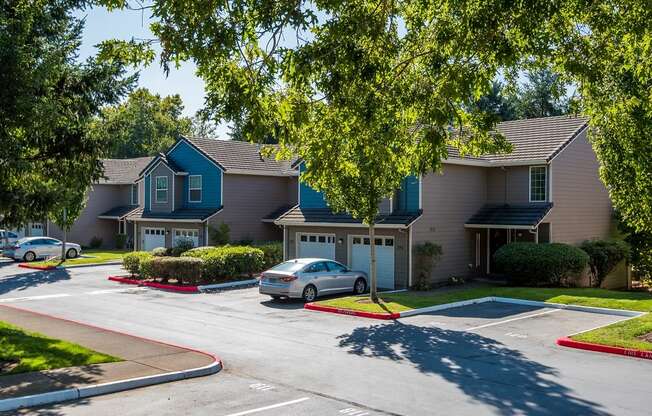 Hathaway Court Townhomes Exterior & Parking Lot