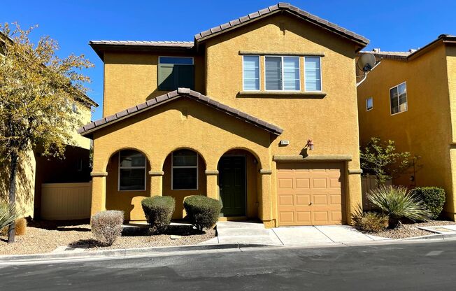 DARLING 3 BEDROOM, 2.5 BATH LOCATED IN GATED COMMUNITY