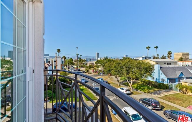 1521 S HAYWORTH AVE