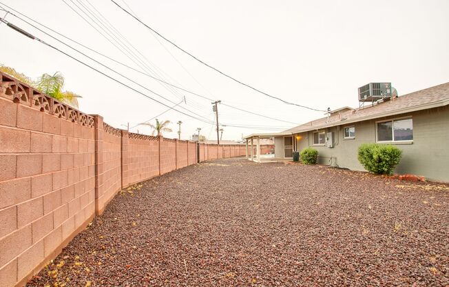 Newer Paint, Newer Flooring, POOL, close to GCU, Move in Ready for May 1st!!!