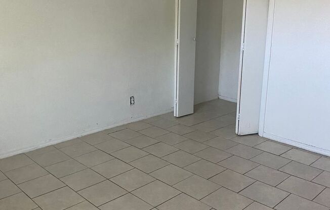 2BR/1BA ground floor unit with Plenty of Parking