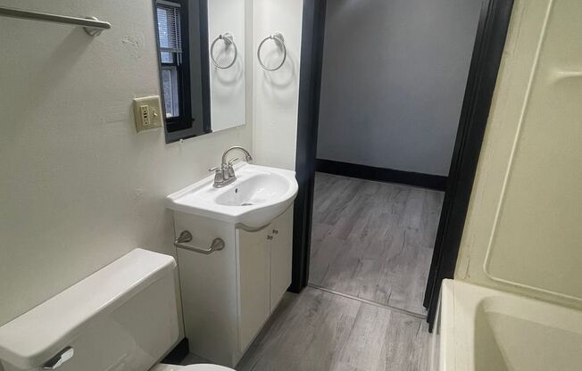 2 beds, 1 bath, $1,000, Unit Vine, 732