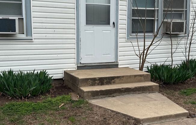 Charming 2-Bedroom Apartment in SE Wichita Neighborhood