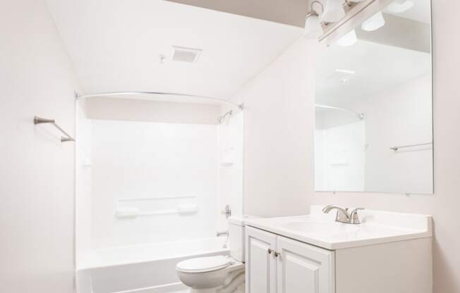 Bathroom With Bathtub at Elite At Lakeview, College Park, GA, 30337