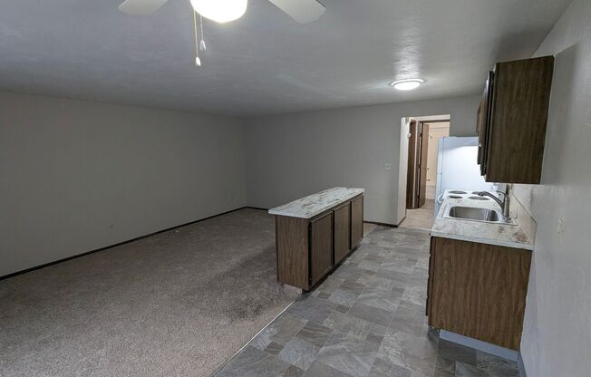 1 bed, 1 bath, 640 sqft, $1,050, Unit 43